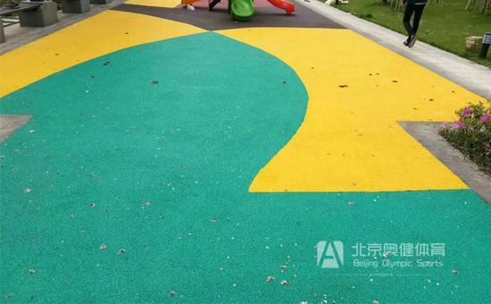 北京塑膠顆粒地面鋪設案例裘馬都小區器材地面