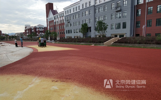 學校透氣型塑膠跑道施工