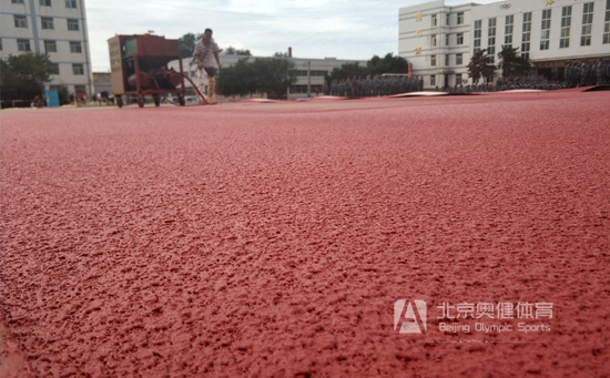 學校自結紋塑膠跑道基礎怎么做