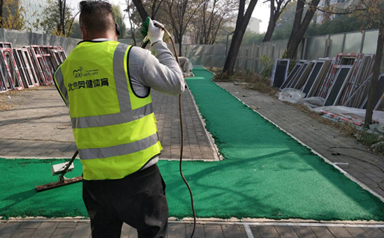 社區健身步道施工中的圖片