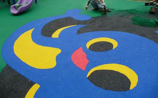 幼兒園塑膠跑道圖案廠家如何施工，來幾張塑膠跑道圖案圖片